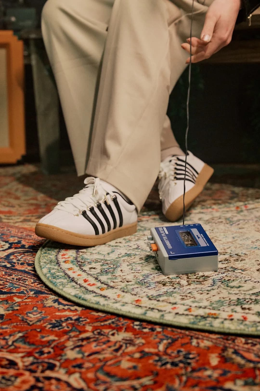 Sneakers K-Swiss à rayures et baladeur cassette vintage